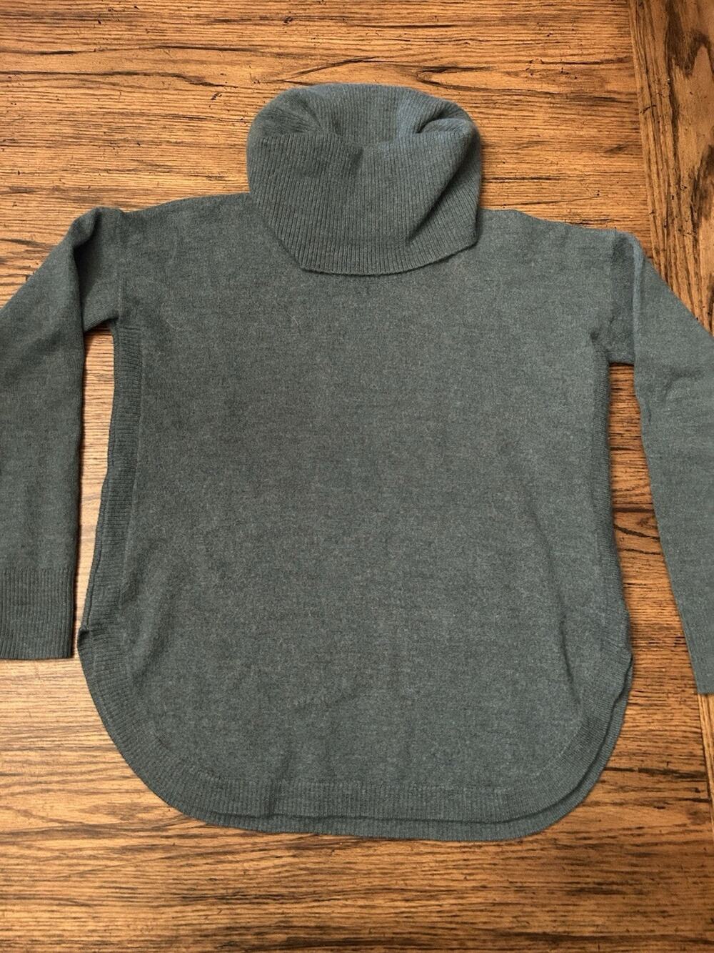 Woman's Tahari Turtleneck Extra Fine Merino Wool Size Medium